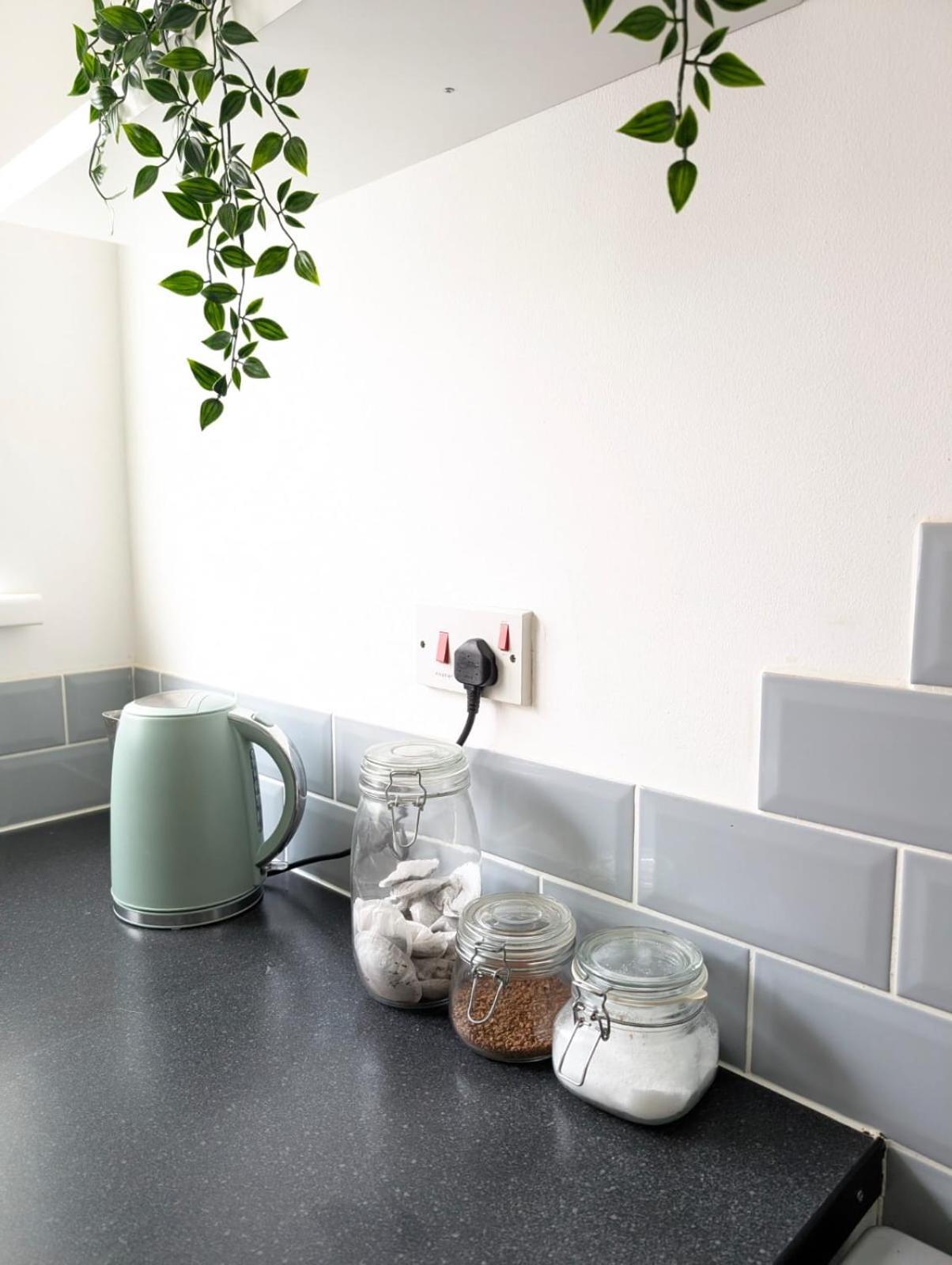 2br-gayton Apt-free Parking-wifi-full Kitchen-workers Apartment *
